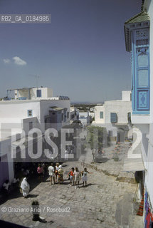 ( TUNISIA ) SIDI BOU SAID : PIAZZETTA DAVANTI AL  CAFFE DES NATTES - © 1996 Graziano Arici/Rosebud2 / GEO