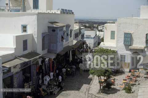 ( TUNISIA ) SIDI BOU SAID : LA PIAZZETTA DAVANTI AL CAFFE DES NATTES - © 1996 Graziano Arici/Rosebud2 / GEO