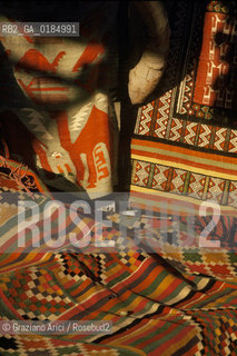 ( TUNISIA ) SIDI BOU SAID : STOFFE E TAPPETI - © 1996 Graziano Arici/Rosebud2 / GEO