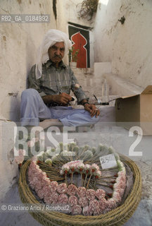 ( TUNISIA ) SIDI BOU SAID : VENDITORE DI GELSOMINI  - © 1996 Graziano Arici/Rosebud2 / GEO