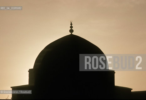 ( TUNISIA ) KAIROUAN : LA GRANDE MOSCHEA ( DJAMA SIDI OQBA ) - © 1996 Graziano Arici/Rosebud2 / GEO  / CUPOLA