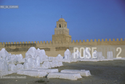 ( TUNISIA ) KAIROUAN : LA GRANDE MOSCHEA ( DJAMA SIDI OQBA ) - © 1996 Graziano Arici/Rosebud2 / GEO  / CIMITERO