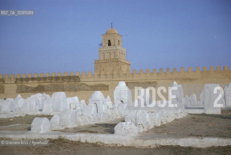 ( TUNISIA ) KAIROUAN : LA GRANDE MOSCHEA ( DJAMA SIDI OQBA ) - © 1996 Graziano Arici/Rosebud2 / GEO  / CIMITERO