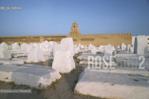 ( TUNISIA ) KAIROUAN : LA GRANDE MOSCHEA ( DJAMA SIDI OQBA ) - © 1996 Graziano Arici/Rosebud2 / GEO  / CIMITERO