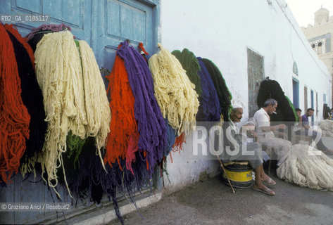 ( TUNISIA ) KAIROUAN : VENDITORI DI LANA  - © 1996 Graziano Arici/Rosebud2 / GEO