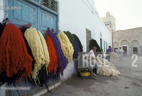 ( TUNISIA ) KAIROUAN : VENDITORI DI LANA  - © 1996 Graziano Arici/Rosebud2 / GEO