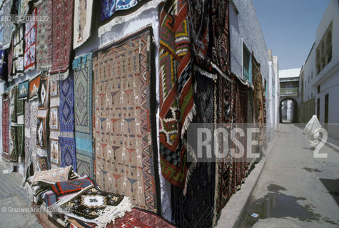 ( TUNISIA ) KAIROUAN : STRADA  - © 1996 Graziano Arici/Rosebud2 / GEO / TAPPETO