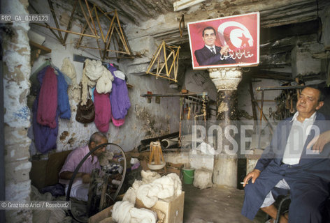 ( TUNISIA ) KAIROUAN :  VENDITORI DI LANA  - © 1996 Graziano Arici/Rosebud2 / GEO