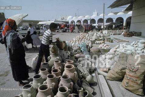 ( TUNISIA ) KAIROUAN : VENDITORI DI VASI  - © 1996 Graziano Arici/Rosebud2 / GEO