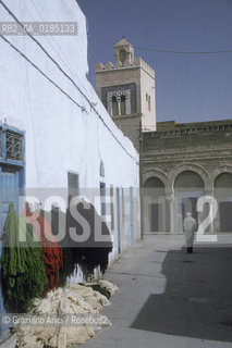 ( TUNISIA ) KAIROUAN : DJAMA TLETA BIBANE ( MOSCHEA DELLE TRE PORTE )  - © 1996 Graziano Arici/Rosebud2 / GEO