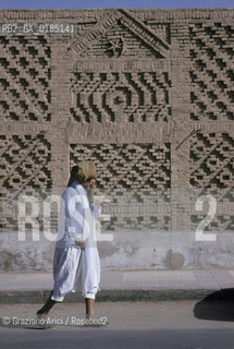 ( TUNISIA ) TOZEUR : STRADA  - © 1996 Graziano Arici/Rosebud2 / GEO / MATTONE