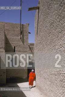 ( TUNISIA ) TOZEUR : STRADA  - © 1996 Graziano Arici/Rosebud2 / GEO / MATTONE / ROSSO