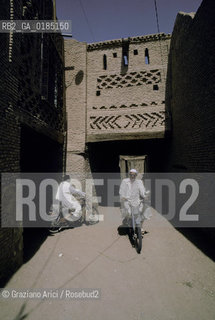 ( TUNISIA ) TOZEUR : STRADA  - © 1996 Graziano Arici/Rosebud2 / GEO /