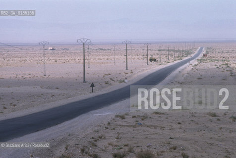 ( TUNISIA ) TOZEUR : STRADA NEL DESERTO  - © 1996 Graziano Arici/Rosebud2 / GEO /