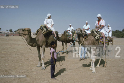 ( TUNISIA )  TURISTI NELLOASI DI DOUZ  - © 1996 Graziano Arici/Rosebud2 / GEO / TURISMO
