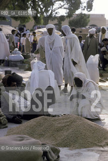 ( TUNISIA )  MERCATO NELLOASI DI DOUZ  - © 1996 Graziano Arici/Rosebud2 / GEO