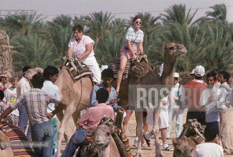 ( TUNISIA )  TURISTI NELLOASI DI DOUZ  - © 1996 Graziano Arici/Rosebud2 / GEO / TURISMO
