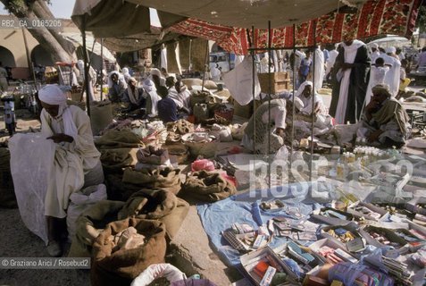 ( TUNISIA )  MERCATO NELLOASI DI DOUZ  - © 1996 Graziano Arici/Rosebud2 / GEO