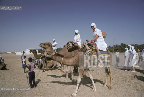 ( TUNISIA )  TURISTI NELLOASI DI DOUZ  - © 1996 Graziano Arici/Rosebud2 / GEO / TURISMO