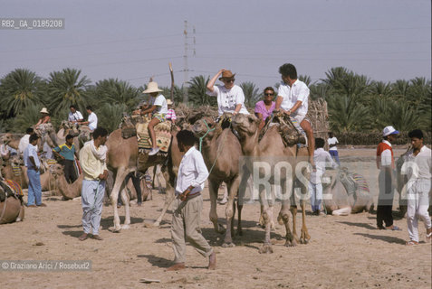 ( TUNISIA )  TURISTI NELLOASI DI DOUZ  - © 1996 Graziano Arici/Rosebud2 / GEO / TURISMO