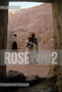 ( TUNISIA )  REGIONE DI MATMATA : CASA TROGLODITICA  - © 1996 Graziano Arici/Rosebud2 / GEO