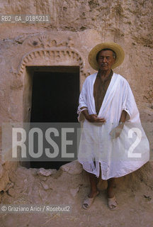 ( TUNISIA )  REGIONE DI MATMATA : CASA TROGLODITICA  - © 1996 Graziano Arici/Rosebud2 / GEO  / GRAFFITI