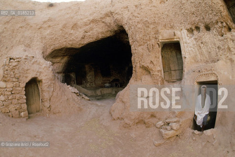 ( TUNISIA )  REGIONE DI MATMATA : CASA TROGLODITICA  - © 1996 Graziano Arici/Rosebud2 / GEO