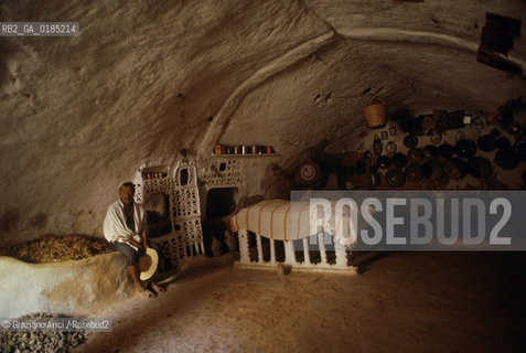 ( TUNISIA )  REGIONE DI MATMATA : CASA TROGLODITICA  - © 1996 Graziano Arici/Rosebud2 / GEO