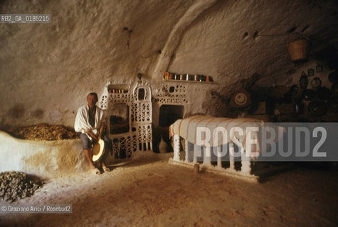 ( TUNISIA )  REGIONE DI MATMATA : CASA TROGLODITICA  - © 1996 Graziano Arici/Rosebud2 / GEO