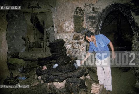 ( TUNISIA )  REGIONE DI MATMATA : CASA TROGLODITICA E SPREMITURA DELLE OLIVE  - © 1996 Graziano Arici/Rosebud2 / GEO