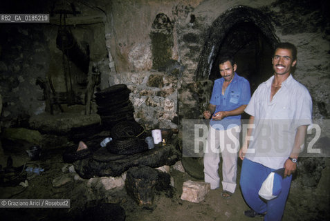 ( TUNISIA )  REGIONE DI MATMATA : CASA TROGLODITICA E SPREMITURA DELLE OLIVE  - © 1996 Graziano Arici/Rosebud2 / GEO