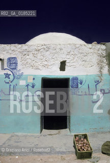 ( TUNISIA )  REGIONE DI MATMATA : PORTA E GRAFFITI  - © 1996 Graziano Arici/Rosebud2 / GEO