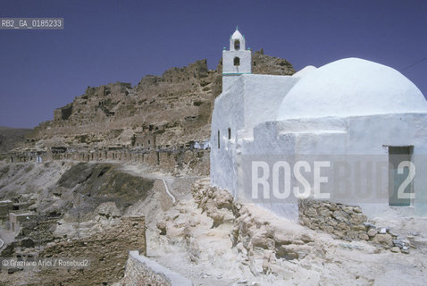 ( TUNISIA )  OASI DI CHENINI : VILLAGGIO E MOSCHEA  - © 1996 Graziano Arici/Rosebud2 / GEO