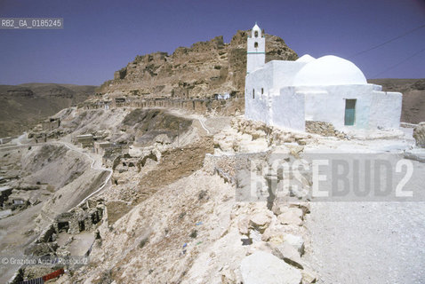 ( TUNISIA )  OASI DI CHENINI : MOSCHEA E VILLAGGIO   - © 1996 Graziano Arici/Rosebud2 / GEO