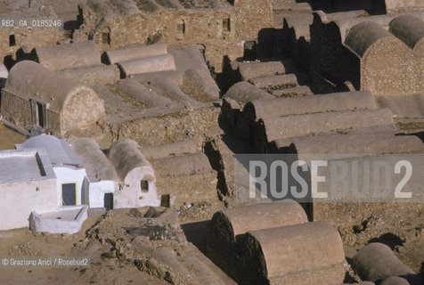 ( TUNISIA )  VILLAGGIO DI GHOUMRASSEN   - © 1996 Graziano Arici/Rosebud2 / GEO / CASA / GHORFAS