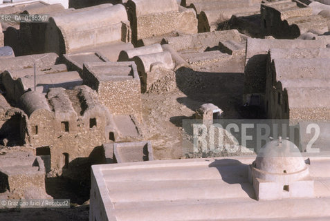 ( TUNISIA )  VILLAGGIO DI GHOUMRASSEN   - © 1996 Graziano Arici/Rosebud2 / GEO / CASA / GHORFAS