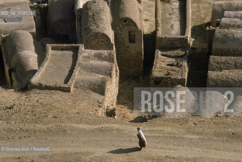 ( TUNISIA )  VILLAGGIO DI GHOUMRASSEN   - © 1996 Graziano Arici/Rosebud2 / GEO / CASA / GHORFAS