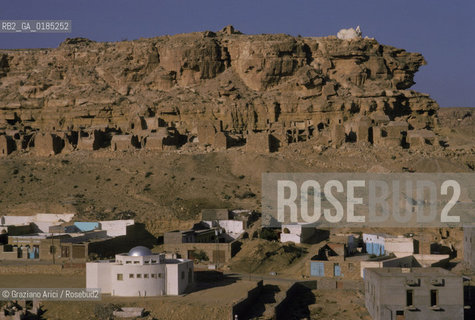 ( TUNISIA )  VILLAGGIO DI GHOUMRASSEN   - © 1996 Graziano Arici/Rosebud2 / GEO / CASA / GHORFAS