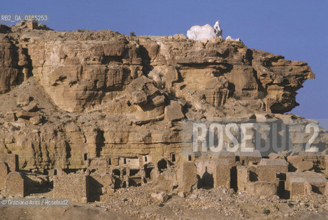 ( TUNISIA )  VILLAGGIO DI GHOUMRASSEN   - © 1996 Graziano Arici/Rosebud2 / GEO / CASA / GHORFAS / MOSCHEA