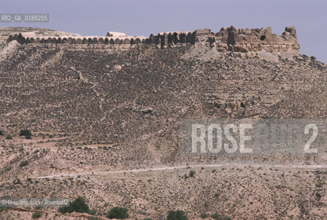 ( TUNISIA )  VILLAGGIO DI KSAR JOUAMA   - © 1996 Graziano Arici/Rosebud2 / GEO / CASA / GHORFAS