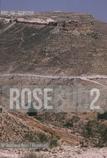 ( TUNISIA )  VILLAGGIO DI KSAR JOUAMA   - © 1996 Graziano Arici/Rosebud2 / GEO / CASA / GHORFAS