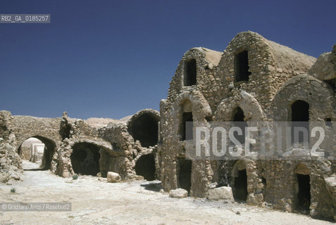 ( TUNISIA )  VILLAGGIO DI KSAR JOUAMA   - © 1996 Graziano Arici/Rosebud2 / GEO / CASA / GHORFAS