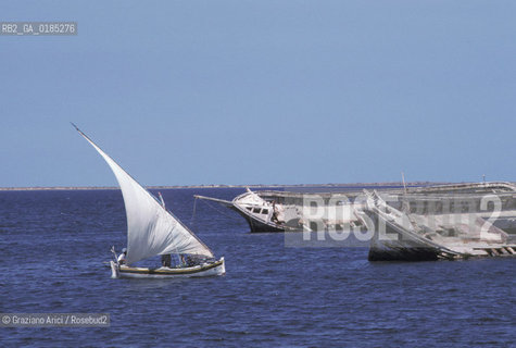 ( TUNISIA )  ISOLA DJERBA ( JERBA ) : BARCA DA PESCA - © 1996 Graziano Arici/Rosebud2 / GEO