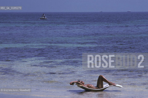 ( TUNISIA )  ISOLA DJERBA ( JERBA ) : SPIAGGIA - © 1996 Graziano Arici/Rosebud2 / GEO
