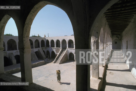 ( TUNISIA )  ISOLA DJERBA ( JERBA ) : FONDOUK ( FONDACO )  - © 1996 Graziano Arici/Rosebud2 / GEO / ARCHITETTURA