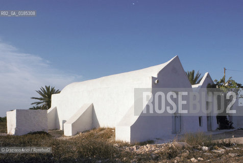( TUNISIA )  ISOLA DJERBA ( JERBA ) : CASA - © 1996 Graziano Arici/Rosebud2 / GEO / ARCHITETTURA
