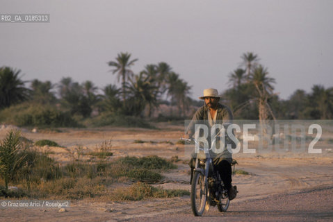 ( TUNISIA )  ISOLA DJERBA ( JERBA ) : MOTOCICLETTA - © 1996 Graziano Arici/Rosebud2 / GEO
