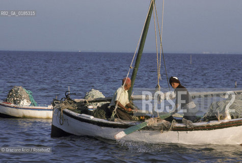 ( TUNISIA )  ISOLA DJERBA ( JERBA ) : BARCHE DA PESCA  - © 1996 Graziano Arici/Rosebud2 / GEO