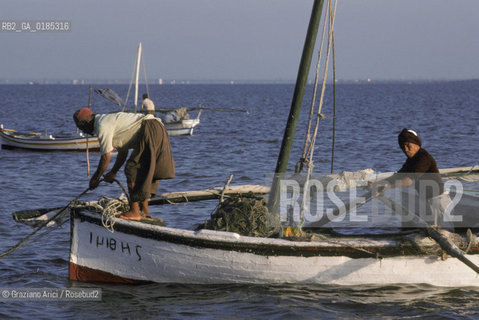 ( TUNISIA )  ISOLA DJERBA ( JERBA ) : BARCHE DA PESCA - © 1996 Graziano Arici/Rosebud2 / GEO