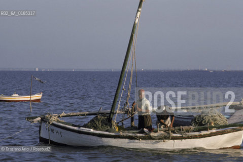 ( TUNISIA )  ISOLA DJERBA ( JERBA ) : BARCHE DA PESCA - © 1996 Graziano Arici/Rosebud2 / GEO